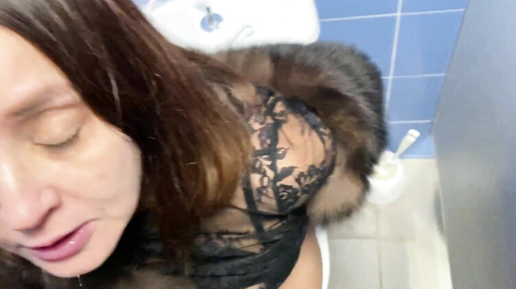 На улице: Публичное порно с Алиной Тумановой на трассе и в туалете торгового центра