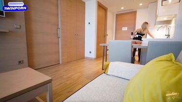 Отодрал служанку с анальной пробкой в заднице