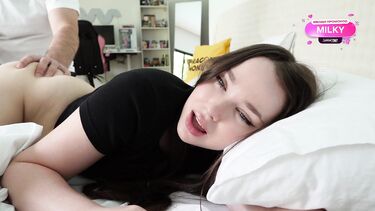 Сестра притворилась спящей, брат трахнул и кончил на лицо и волосы