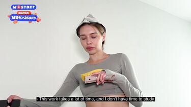 Шпаклевщица в порванных джинсах подхалтурила минетом и пиздой