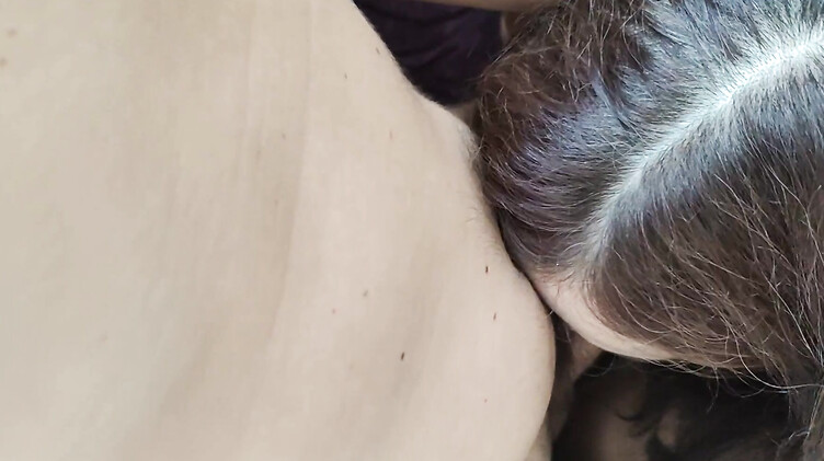 Выебал в глотку и пизду зрелую маму друга после пляжа