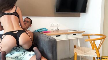 Репетиторша по английскому с пробкой в жопе соблазнила на секс двоечника