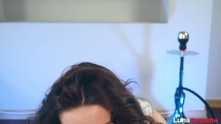 Русские кудряшки: Луна Рулет за кальяном сосет толстый член