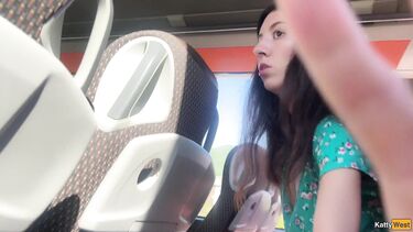 Публичное порно: Извращенец дрочил в автобусе и получил помощь незнакомки