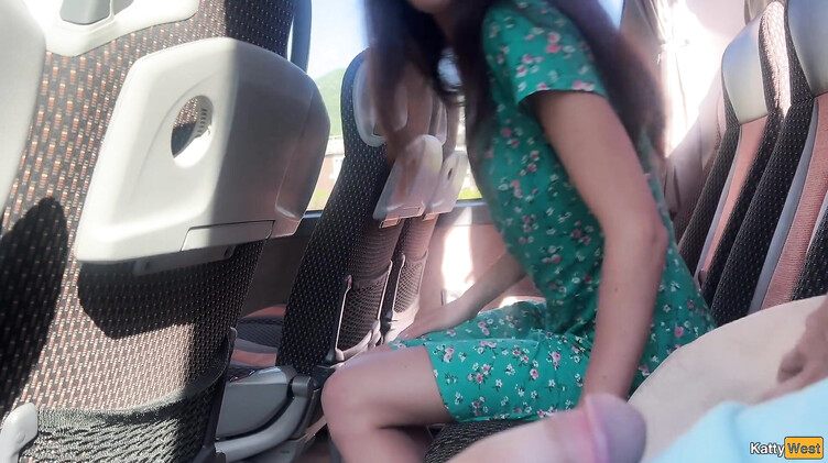 Публичное порно: Извращенец дрочил в автобусе и получил помощь незнакомки