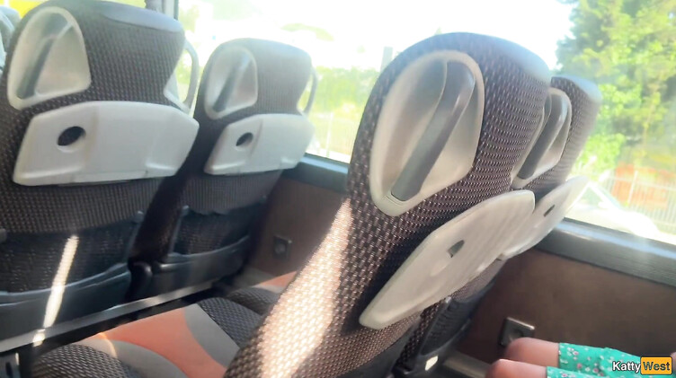 Извращенец дрочил в автобусе и получил помощь незнакомки