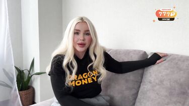 Красивая подруга мамы лишила девственности ее сына на его День рождения