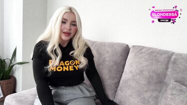 Красивая подруга мамы лишила девственности ее сына на его День рождения