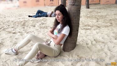 Отдыхающая в Турции брюнетка ебется с незнакомцем пока пьяный муж спит