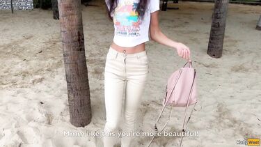 Отдыхающая в Турции брюнетка ебется с незнакомцем пока пьяный муж спит