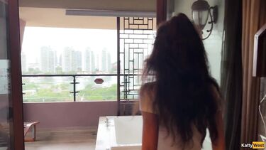 Отдыхающая в Турции брюнетка ебется с незнакомцем пока пьяный муж спит