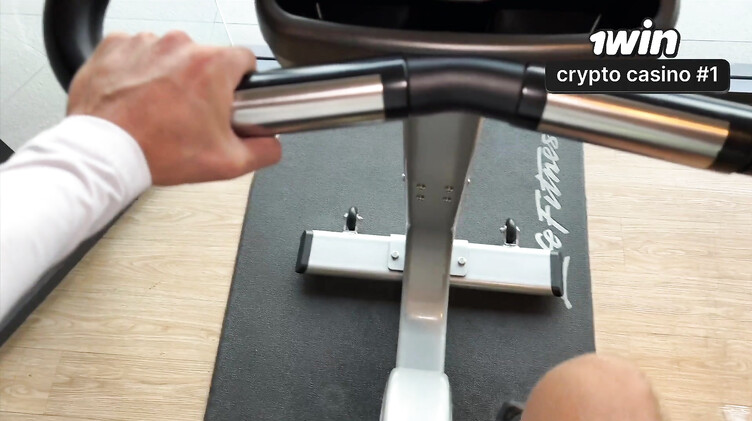 Перепихон с телкой в брекетах в туалете спортзала