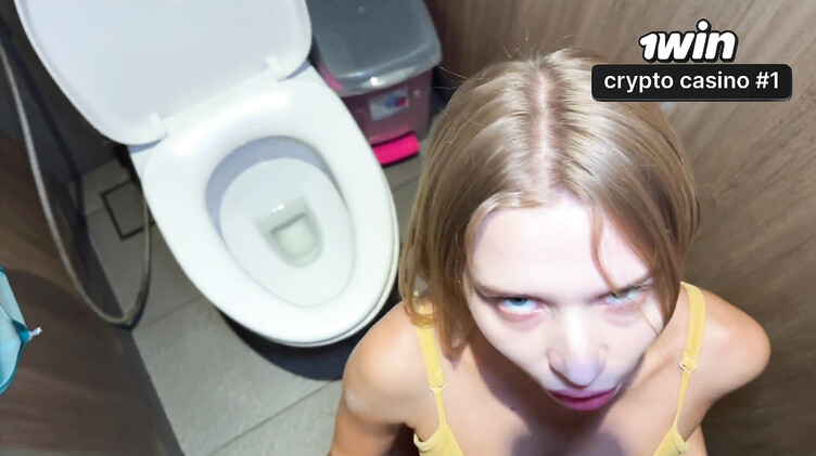 В туалете: Перепихон с телкой в брекетах в туалете спортзала