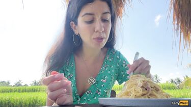 Катя Вест ест пасту карбонара со спермой на лице после слива в туалете