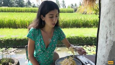 Катя Вест ест пасту карбонара со спермой на лице после слива в туалете