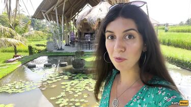 Публичное порно: Катя Вест ест пасту карбонара со спермой на лице после слива в туалете