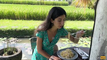 Катя Вест ест пасту карбонара со спермой на лице после слива в туалете