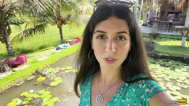 Катя Вест ест пасту карбонара со спермой на лице после слива в туалете