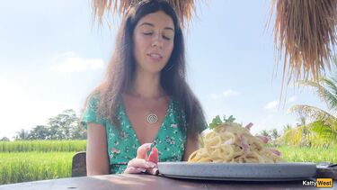 В туалете: Катя Вест ест пасту карбонара со спермой на лице после слива в туалете