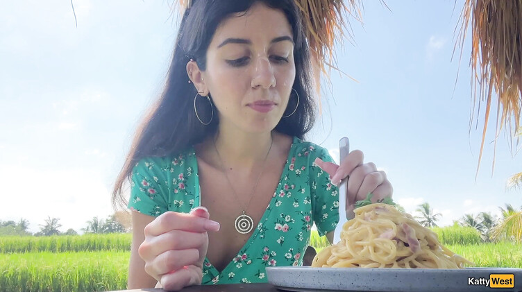 Катя Вест ест пасту карбонара со спермой на лице после слива в туалете