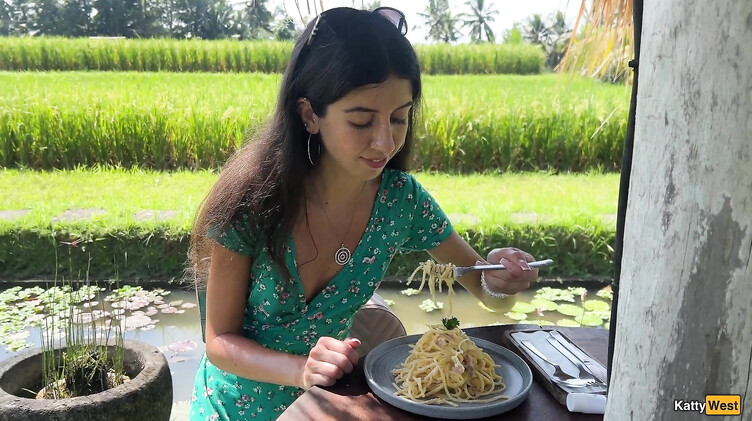 Катя Вест ест пасту карбонара со спермой на лице после слива в туалете