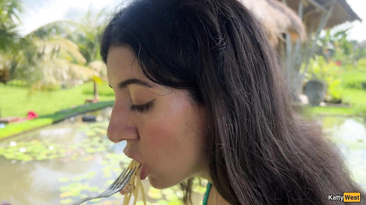 Катя Вест ест пасту карбонара со спермой на лице после слива в туалете