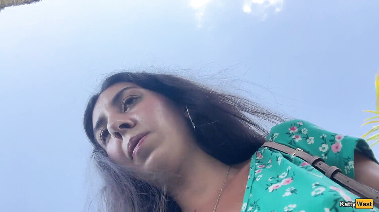 Катя Вест ест пасту карбонара со спермой на лице после слива в туалете