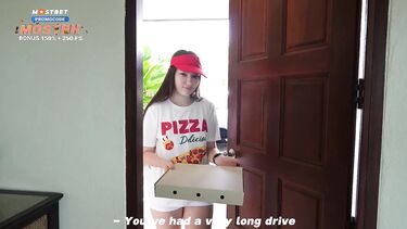 Доставщица пиццы сосет член и трахается за чаевые