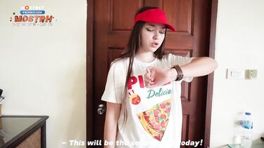 Доставщица пиццы сосет член и трахается за чаевые