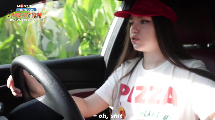 Доставщица пиццы сосет член и трахается за чаевые