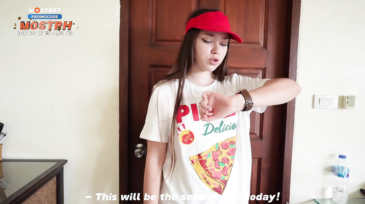 Доставщица пиццы сосет член и трахается за чаевые