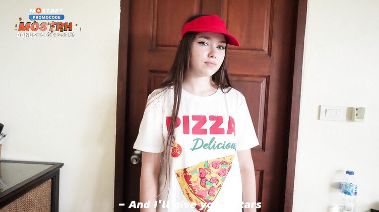 Доставщица пиццы сосет член и трахается за чаевые