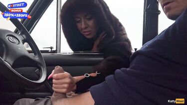 Русская брюнетка Katty West зимним утром сосет в машине член незнакомца