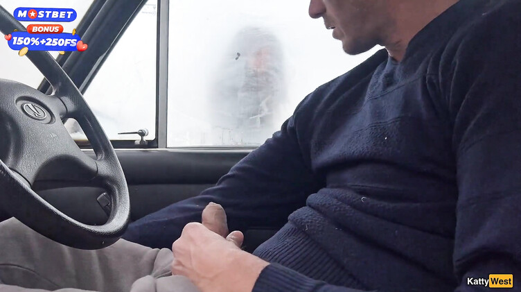 Русская брюнетка Katty West зимним утром сосет в машине член незнакомца