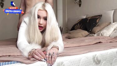 Блондесса ебется в мокрую пизду с финалом в рот