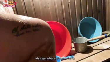 Жопастая русская милфа трахается в бане с пасынком после рыбалки на озере