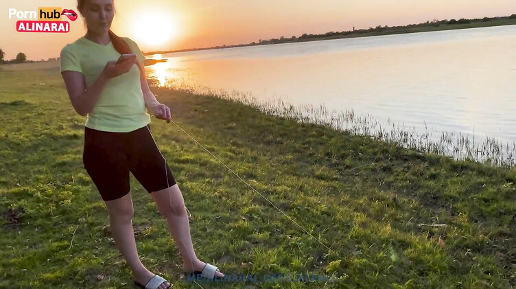 Жопастая русская милфа трахается в бане с пасынком после рыбалки на озере