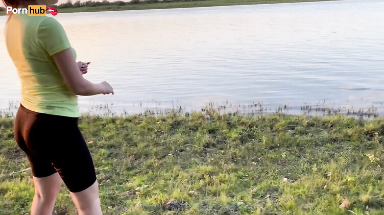 Жопастая русская милфа трахается в бане с пасынком после рыбалки на озере