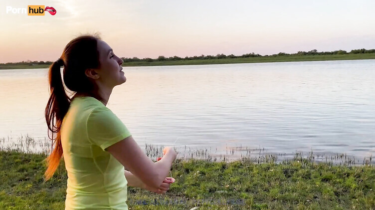 Жопастая русская милфа трахается в бане с пасынком после рыбалки на озере