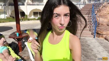 Тренер чпокает спортсменку после тренировки и заливает лицо спермой