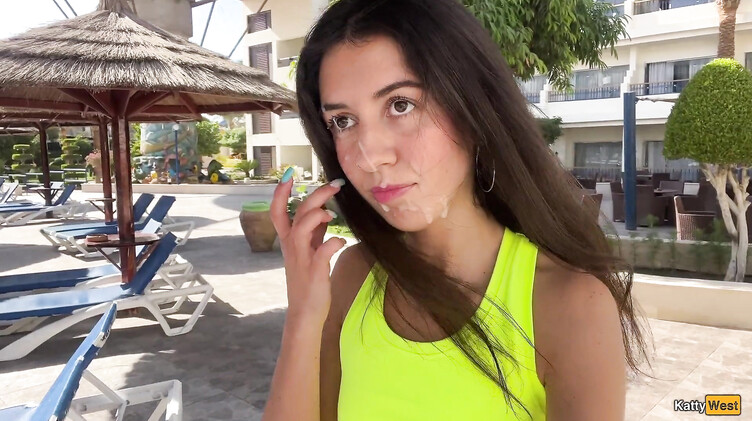 Тренер чпокает спортсменку после тренировки и заливает лицо спермой