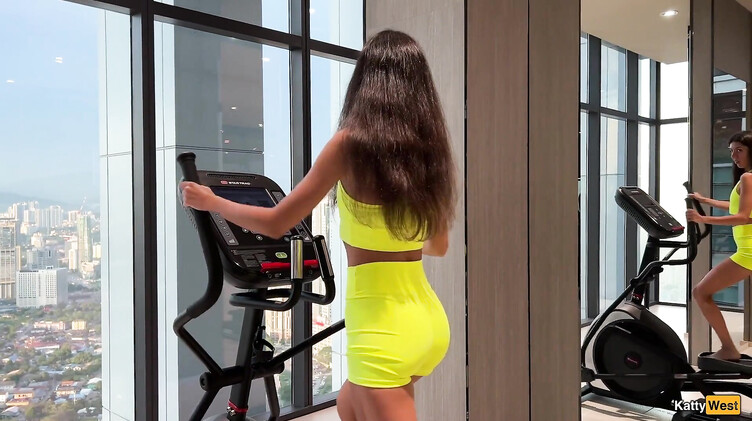 Тренер чпокает спортсменку после тренировки и заливает лицо спермой