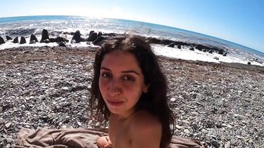 Три пацана дерут на пляже Катю во все дыры