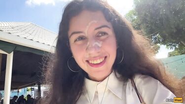 В туалете: Кушает в ресторане со спермой на лице после отсоса в туалете