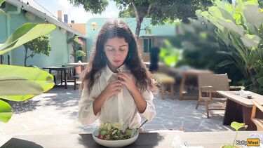 Публичное порно: Кушает в ресторане со спермой на лице после отсоса в туалете