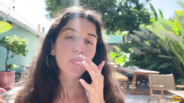 Кушает в ресторане со спермой на лице после отсоса в туалете