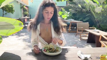 Кушает в ресторане со спермой на лице после отсоса в туалете