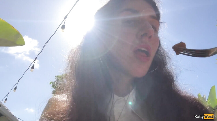 Кушает в ресторане со спермой на лице после отсоса в туалете