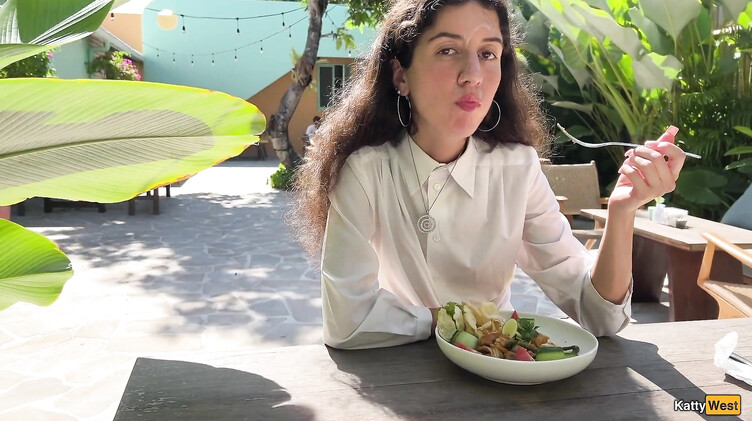 Кушает в ресторане со спермой на лице после отсоса в туалете