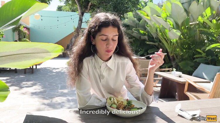 Кушает в ресторане со спермой на лице после отсоса в туалете